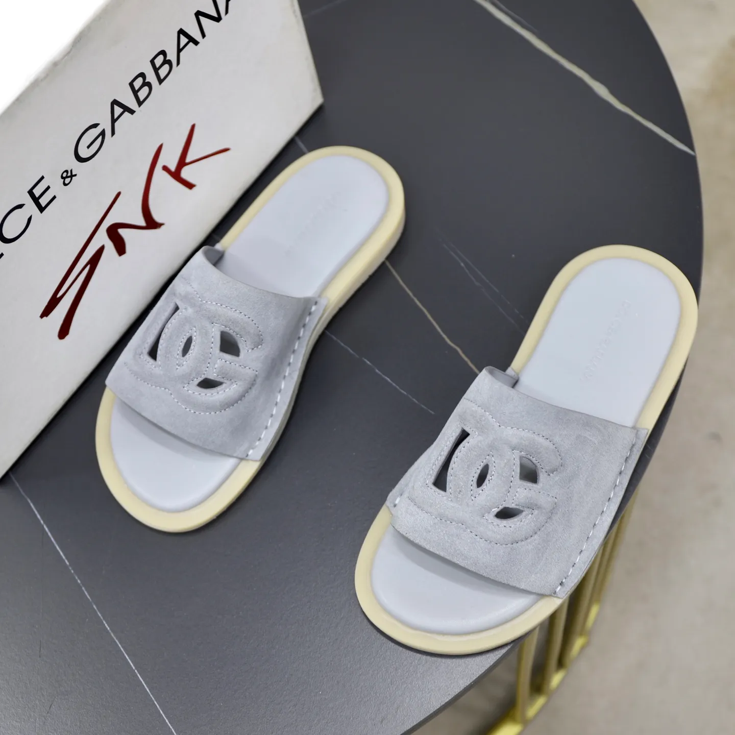 Ex-factory price: 340💰🙅‍♂️🙅‍♂️🙅‍♂️ Brand: DG Standard code: 38-44 (45 customized) Grade: Same as the official website Material: Original leather design Original lightweight wear-resistant molded outsole Style category: Men's fashion sandals Distinguished luxury brand elements Top luxury Color: Actual picture color